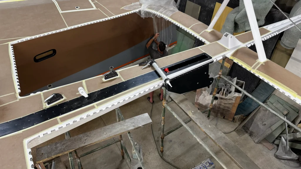 Verdeck mit Beschlägen, Ankerbox und Non Skid