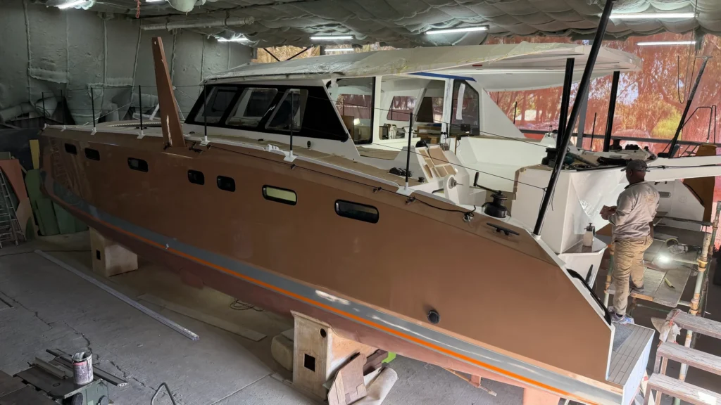 Seitenansicht unserer BELUA mit eingebauten Schwertern und Antifouling Copper Coat