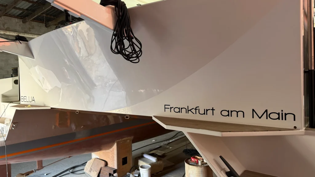 Unser Boot ist beschriftet, Name BELUA und Heimathafen Frankfurt am Main
