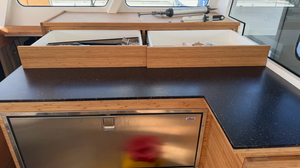 Sämtliche Schubladen schleifen